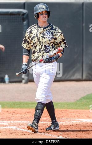 30. März 2013: Central Florida wenn Austin Johnston (5) bei C-USA NCAA Baseball zwischen Southern Miss Golden Eagles und UCF Knights 3 Actionspiel. Southern Miss besiegte UCF 4-3 in Jay Bergman Field in Orlando, FL Stockfoto