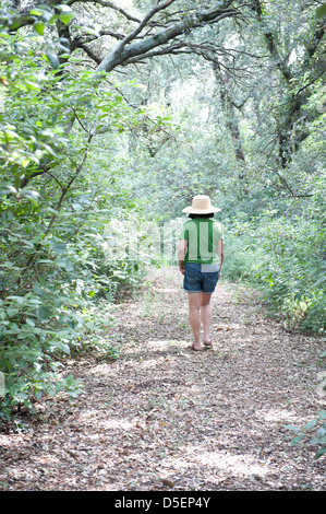 Frau zu Fuß entlang einer Landstraße, Provence, Frankreich. Stockfoto