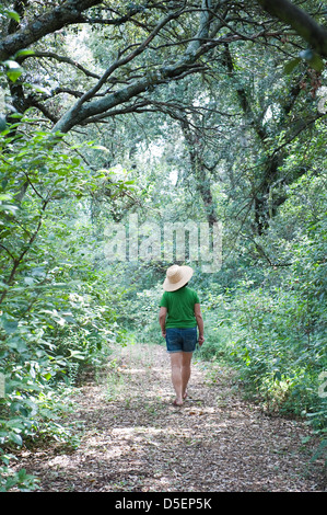 Frau zu Fuß entlang einer Landstraße, Provence, Frankreich. Stockfoto