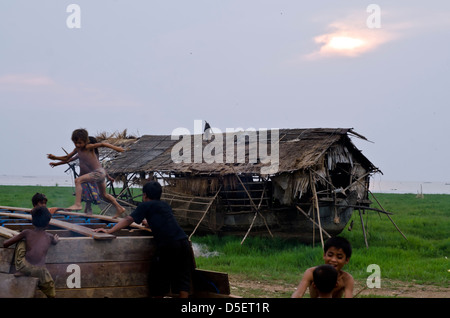 Kinder spielen während des Sonnenuntergangs, Tonle Sap, Kambodscha Stockfoto