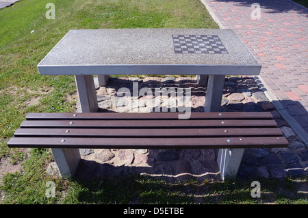 Original Design Steintisch im Stadtpark mit Schachbrett Stockfoto