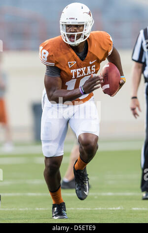 Austin, Texas, USA. 30. März 2013.  Texas Longhorns Quarterback Tyrone Swoopes (18) ist gezwungen, zu klettern, während die 2013 Texas Football Orange-weiss Scrimmage am Darrell K Royal-Texas Memorial Stadium. Stockfoto