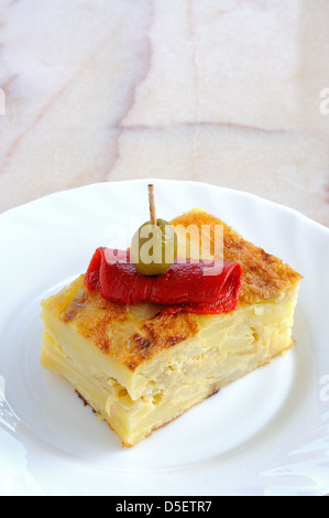 Tapas spanische Tortilla, garniert mit Paprika und eine grüne Olive, Andalusien, Spanien, Westeuropa. Stockfoto