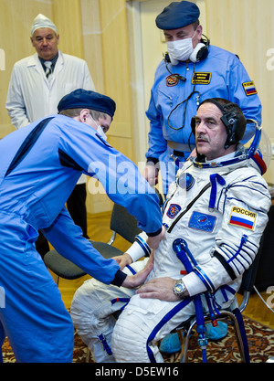 Expedition 35 Sojus Commander Pavel Vinogradov wird in seine russische Sokol geholfen zu entsprechen, vor seiner Markteinführung auf der Sojus-Rakete auf der internationalen Raumstation ISS am Weltraumbahnhof Baikonur 28. März 2013 in Baikonur, Kasachstan. Stockfoto