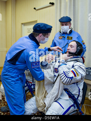 Expedition 35 russische Flugingenieur Alexander Misurkin half in seiner russischen Sokol Anzug vor seiner Markteinführung auf der Sojus-Rakete auf der internationalen Raumstation ISS am Weltraumbahnhof Baikonur 28. März 2013 in Baikonur, Kasachstan. Stockfoto