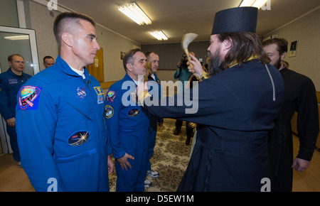 Expedition 35 Sojus Commander Pavel Vinogradov, erhält der zweite von links, der traditionelle Segnung von einem russisch-orthodoxen Priester im Kosmonauten Hotel vor seiner Markteinführung auf der Sojus-Rakete auf der internationalen Raumstation ISS am Weltraumbahnhof Baikonur 28. März 2013 in Baikonur, Kasachstan. Stockfoto