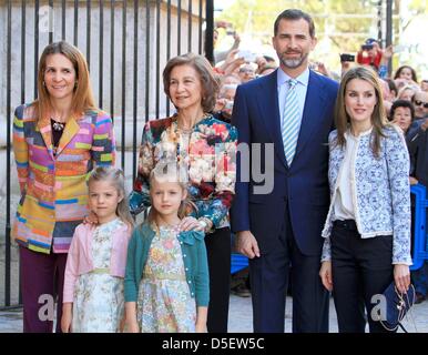 Palma De Mallorca, Spanien. 31. März 2013. Spanische Infantin Elena (L-R), Prinzessin Sofia, Prinzessin Leonor und Königin Sofia, Kronprinz Felipe und Kronprinzessin Letizia besuchen eine Messe am östlichen Sonntag zur Kathedrale von Palma De Mallorca, Palma De Mallorca, 31. März 2013. Foto: Albert Nieboerdpa/Alamy Live-Nachrichten Stockfoto