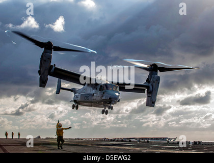 Ein US Marine Corps MV-22 Osprey zieht aus dem Flugdeck der USS Kearsarge 20. März 2013 in den Atlantischen Ozean. Stockfoto