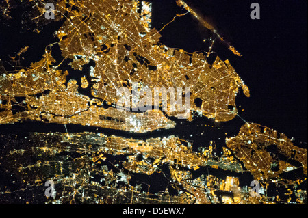 Luftaufnahme von New York City Großraum in der Nacht aus der Erdumlaufbahn ISS 23. März 2013 gesehen. Zur Orientierung beachten Sie, dass Manhattan zum Mittelpunkt von links durch den Rahmen horizontal verläuft. Der Central Park ist nur ein wenig auf der linken Seite der Rahmenmitte. Stockfoto