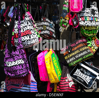 Marktstand, Verkauf von Souvenirs, Nürnberg, Bayern, Deutschland, Westeuropa. Stockfoto