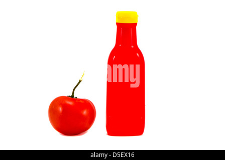 Kunststoff-Flasche Ketchup und Tomate auf weißem Hintergrund Stockfoto