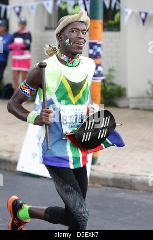 Cape Town, Südafrika. 30. März 2013. Konkurrenten des 44. aufeinander folgenden alten gegenseitigen zwei Ozeane Marathon in Kapstadt. Über 10700 Läufer nahmen in der sogenannten "schönsten Marathons der Welt". Stockfoto