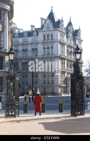 Die Queens Fuß Soldat steht Wache am Eingang zum Pferd schützt Parade in London Stockfoto