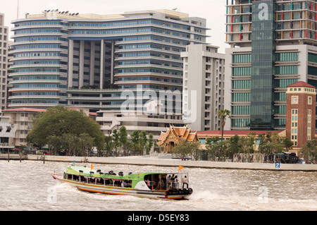 Fluss-Szenen aus einem Boot Reisen hinunter den Chao Praya Fluss, Bangkok, Thailand Stockfoto