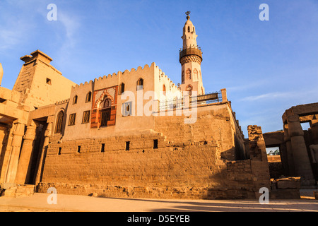 Abu al-Haggag-Moschee in den Ruinen des Tempels von Luxor, Ägypten Stockfoto