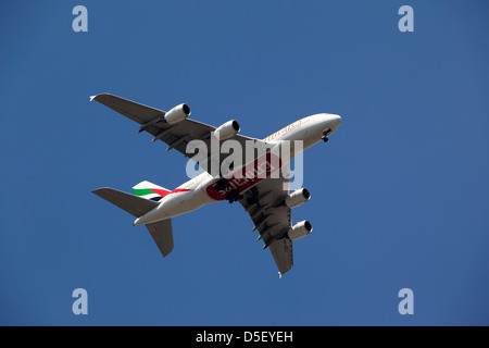 Emirates Airbus A380 fliegen, Windsor, Berkshire, England niedrig im Endanflug nach Heathrow Stockfoto