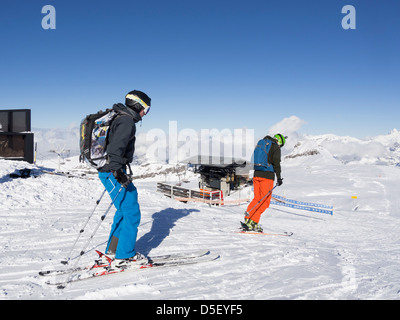 Zwei Männer Skifahrer auf Les Grandes Platieres in Le Grand Massif Skifahren Skigebiet der französischen Alpen. Flaine 1600-2500 Rhone-Alpes Frankreich Stockfoto