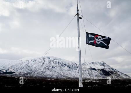 Glencoe, UK. 31. März 2013.die Totenkopf Flagge weht auf Halbmast über dem Glencoe Mountain Resort in den Highlands von Schottland im Zeichen des Respekts für einen fehlenden Skifahrer, die abseits der Piste gewagt und war gestern in einer Lawine gefangen. Stockfoto