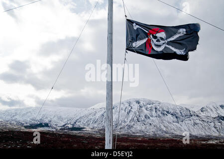 Glencoe, UK. 31. März 2013.die Totenkopf Flagge weht auf Halbmast über dem Glencoe Mountain Resort in den Highlands von Schottland im Zeichen des Respekts für einen fehlenden Skifahrer, die abseits der Piste gewagt und war gestern in einer Lawine gefangen. Stockfoto