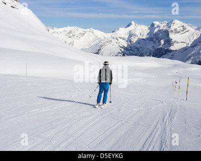 Ein Skifahrer Skifahren auf 14 km blaue laufen Les Cascades im Le Grand Massif Skigebiet in den französischen Alpen. Flaine, Rhone-Alpes, Frankreich Stockfoto
