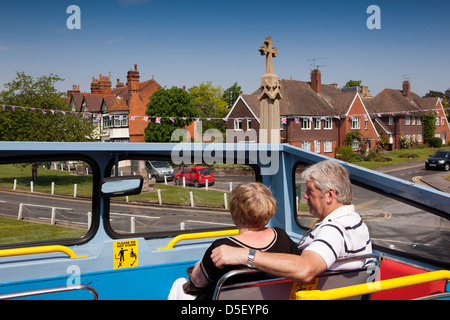 England, Berkshire, Datchet, paar auf Oberdeck Windsor-Sightseeing-bus Stockfoto