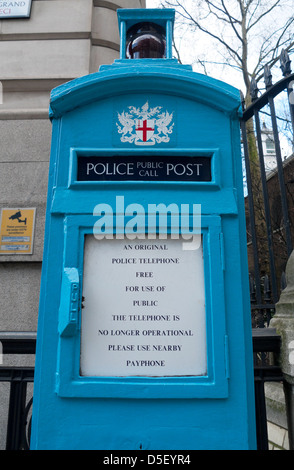 Eine stillgelegte historische Polizei rufen Sie öffentliche Telefonzelle in der Nähe des Postboten Parks in der Stadt London England UK KATHY DEWITT Stockfoto