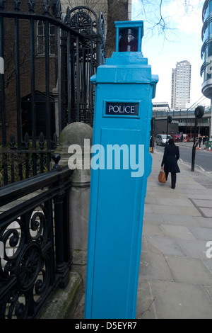 Eine stillgelegte öffentliche Polizei blau Telefonzelle in der Nähe von Postman es Park in London England UK Stockfoto