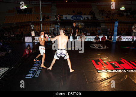 MMA Fighting Championship 2013 Rom, das Spiel zwischen Mohamed Byadi Simo (Global Martial Gladiatoren) und Gabriele Nanosetti. Stockfoto