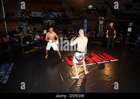 MMA Fighting Championship 2013 Rom, das Spiel zwischen Mohamed Byadi Simo (Global Martial Gladiatoren) und Gabriele Nanosetti. Stockfoto