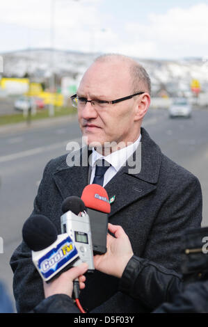 31 März 2013, Belfast, Nordirland. Paul Maskey, MP für West Belfast verurteilt die Erschießung von 26 Jahre alten Kieran McManus. Stockfoto