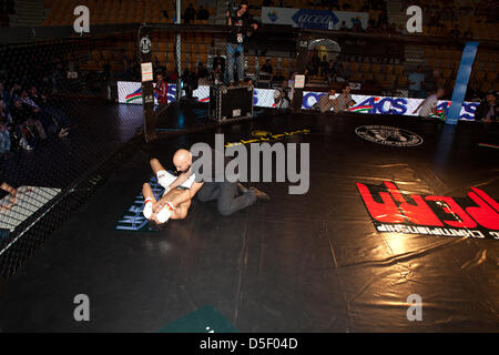 MMA Fighting Championship 2013 Rom, das Spiel zwischen Mohamed Byadi Simo (Global Martial Gladiatoren) und Gabriele Nanosetti. Stockfoto