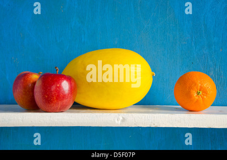 Äpfeln, Wassermelonen und Orangenfrucht auf weißen Holzregal Stockfoto