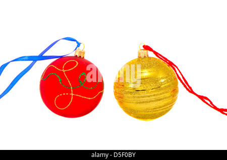 zwei bunte Weihnachtskugeln isoliert auf weißem Hintergrund Stockfoto