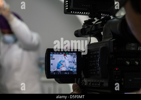 Kameramann filmt einer zahnärztlichen Behandlung Stockfoto