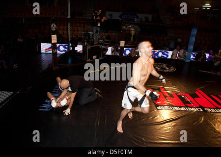 MMA Fighting Championship 2013 Rom, das Spiel zwischen Mohamed Byadi Simo (Global Martial Gladiatoren) und Gabriele Nanosetti. Stockfoto