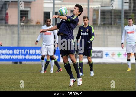 Reals Enzo Zidane, Sohn von Zinedine Zidane, steuert den Ball während des Spiels Real Madrid gegen Borussia Mönchengladbach in der U19-Championstrophy im Stadion in Rossstrasse, Düsseldorf, 31. März 2013. Foto: Frederic Scheidemann Stockfoto