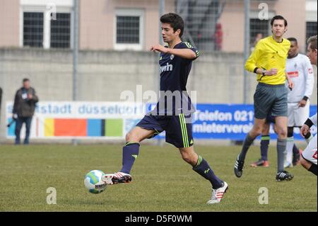 Reals Enzo Zidane, Sohn von Zinedine Zidane, steuert den Ball während des Spiels Real Madrid gegen Borussia Mönchengladbach in der U19-Championstrophy im Stadion in Rossstrasse, Düsseldorf, 31. März 2013. Foto: Frederic Scheidemann Stockfoto