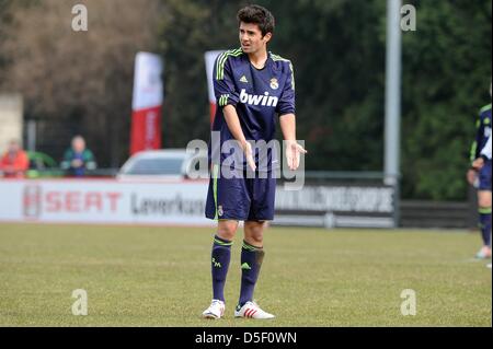 Reals Enzo Zidane, Sohn von Zinedine Zidane, Gesten während des Spiels Real Madrid gegen Borussia Mönchengladbach in der U19-Championstrophy im Stadion in Rossstrasse, Düsseldorf, 31. März 2013. Foto: Frederic Scheidemann Stockfoto