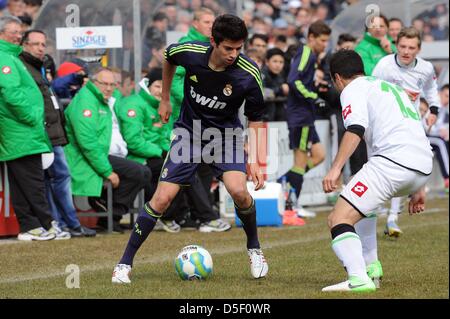 Reals Enzo Zidane, Sohn von Zinedine Zidane, steuert den Ball während des Spiels Real Madrid gegen Borussia Mönchengladbach in der U19-Championstrophy im Stadion in Rossstrasse, Düsseldorf, 31. März 2013. Foto: Frederic Scheidemann Stockfoto