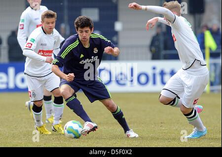 Reals Enzo Zidane, Sohn von Zinedine Zidane, steuert den Ball während des Spiels Real Madrid gegen Borussia Mönchengladbach in der U19-Championstrophy im Stadion in Rossstrasse, Düsseldorf, 31. März 2013. Foto: Frederic Scheidemann Stockfoto