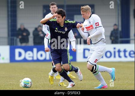 Reals Enzo Zidane, Sohn von Zinedine Zidane, steuert den Ball während des Spiels Real Madrid gegen Borussia Mönchengladbach in der U19-Championstrophy im Stadion in Rossstrasse, Düsseldorf, 31. März 2013. Foto: Frederic Scheidemann Stockfoto