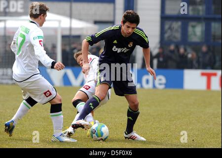 Reals Enzo Zidane, Sohn von Zinedine Zidane, steuert den Ball während des Spiels Real Madrid gegen Borussia Mönchengladbach in der U19-Championstrophy im Stadion in Rossstrasse, Düsseldorf, 31. März 2013. Foto: Frederic Scheidemann Stockfoto