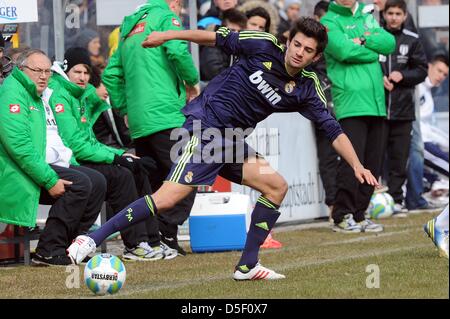 Reals Enzo Zidane, Sohn von Zinedine Zidane, steuert den Ball während des Spiels Real Madrid gegen Borussia Mönchengladbach in der U19-Championstrophy im Stadion in Rossstrasse, Düsseldorf, 31. März 2013. Foto: Frederic Scheidemann Stockfoto