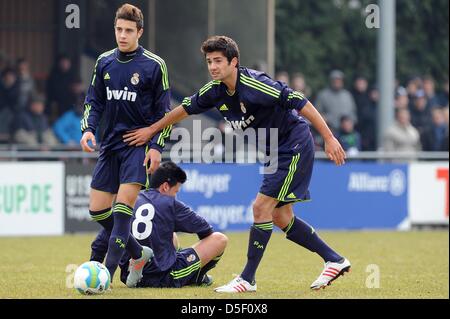 Reals Enzo Zidane, Sohn von Zinedine Zidane, Gesten während des Spiels Real Madrid gegen Borussia Mönchengladbach in der U19-Championstrophy im Stadion in Rossstrasse, Düsseldorf, 31. März 2013. Foto: Frederic Scheidemann Stockfoto