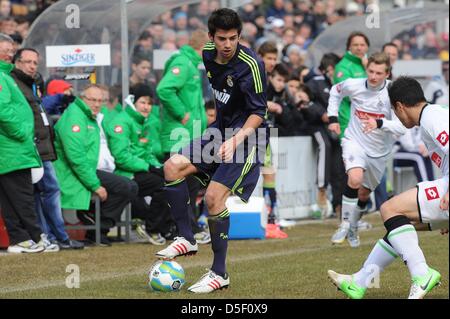 Reals Enzo Zidane, Sohn von Zinedine Zidane, steuert den Ball während des Spiels Real Madrid gegen Borussia Mönchengladbach in der U19-Championstrophy im Stadion in Rossstrasse, Düsseldorf, 31. März 2013. Foto: Frederic Scheidemann Stockfoto