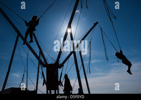 Aberystwyth Wales UK, Ostern Sonntag, 31. März 2013. Kinder freuen sich über die Frühlingssonne auf die Bunjee-Trampolin auf Aberystwyth Promenade zu spielen. Anhaltende östlich windet Mittel, das dies der kälteste März 1962 wurde, und Temperaturen werden eingestellt, um unter dem Durchschnitt für die erste Woche im April Foto © Keith Morris Stockfoto