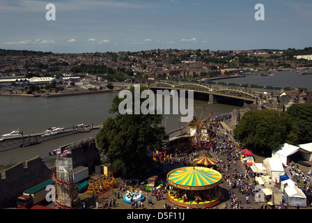 KENT; ROCHESTER; BLICK VON DER STADTMAUER VON FESTIVAL DICKENS KIRMES, ZWEI BRÜCKEN ÜBER FLUSS MEDWAY UND STROOD Stockfoto