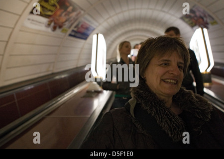 Frau auf Kiew, U-Bahn-Rolltreppen U-Bahn, Kiew, Kiew, Ukraine Stockfoto