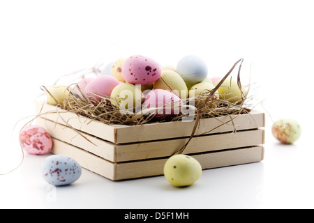 Schokoladeneier in kleine Holzkiste Stockfoto