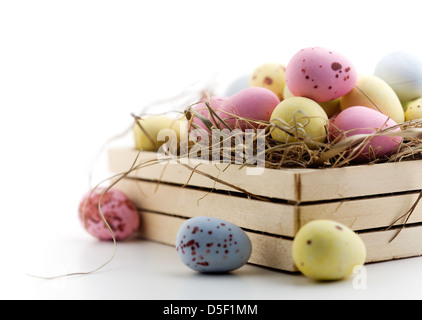 Schokoladeneier in kleine Holzkiste Stockfoto